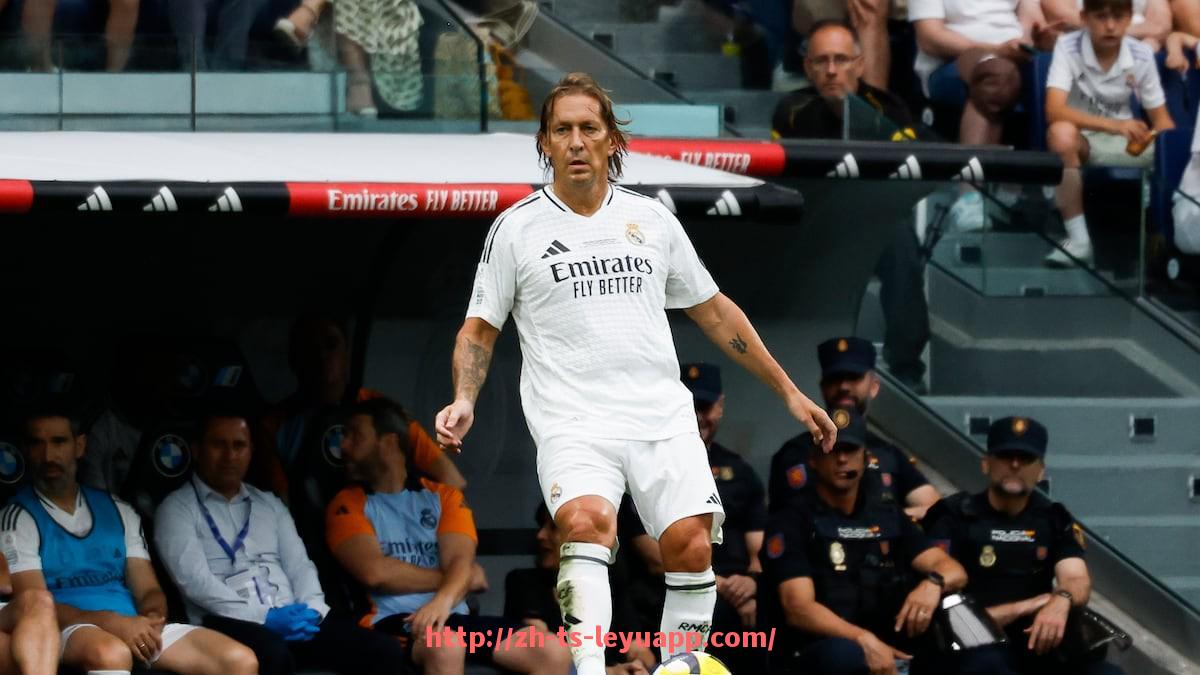 乐鱼体育入口-篮球比赛中如何利用空间拉开防守为队友创造更好得分机会